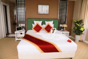 Postel nebo postele na pokoji v ubytování NINH KIỀU FORTUNELAND HoTel