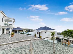 Μπαλκόνι ή βεράντα στο Hospitality Expert Bts 10BR Pool Beach +222 φωτογραφίες