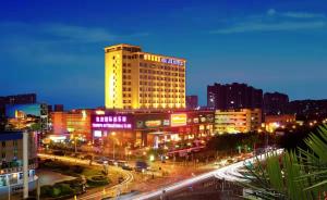 宝安深圳国际会展中心凯嘉酒店-Shenzhen Kaijia Hotel-Shenzhen-World的一座高楼在晚上点燃的城市