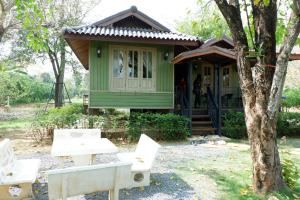 Taman di luar Loom Cafe Banrai ลูมคาเฟ่บ้านไร่