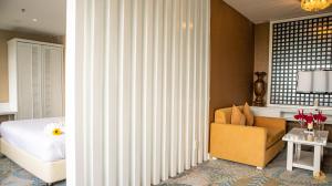 Postel nebo postele na pokoji v ubytování NINH KIỀU FORTUNELAND HoTel