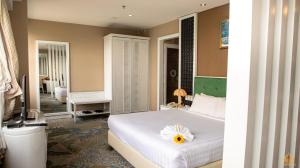Postel nebo postele na pokoji v ubytování NINH KIỀU FORTUNELAND HoTel