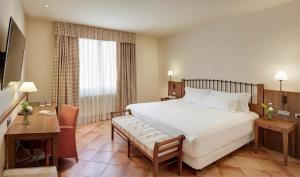 Posteľ alebo postele v izbe v ubytovaní Sercotel Toledo Renacimiento + 37 fotografií