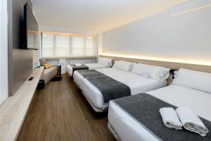 Una cama o camas en una habitación de Sercotel Delfos Andorra