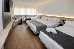 Una cama o camas en una habitación de Sercotel Delfos Andorra