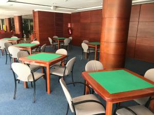 アンドラ・ラ・ベリャにあるSercotel Delfos Andorraの教室(テーブル、椅子、緑のテーブル付) +37枚の写真