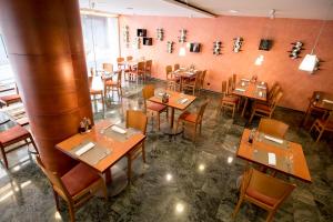 Un restaurante u otro lugar para comer en Sercotel Delfos Andorra