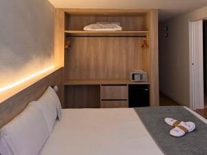 Una cama o camas en una habitación de Sercotel Delfos Andorra
