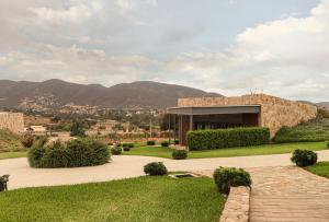 瓜达鲁佩镇Parra del Valle Hotel Boutique的山景石屋