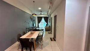 Sutera Avenue KK Near Imago by Kita Homestay في كوتا كينابالو: غرفة طعام وغرفة معيشة مع طاولة وكراسي +4 صور