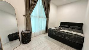 Sutera Avenue KK Near Imago by Kita Homestay في كوتا كينابالو: غرفة نوم بها سرير ونافذة كبيرة