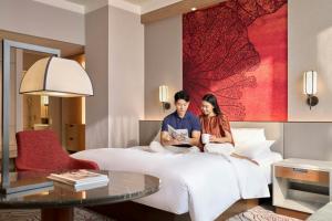 Postel nebo postele na pokoji v ubytování Sheraton Saigon Grand Opera Hotel