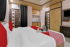 Postel nebo postele na pokoji v ubytování OYO 90274 Hotel Knight Inn