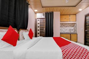 Postel nebo postele na pokoji v ubytování OYO 90274 Hotel Knight Inn