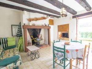 Posezení v ubytování Cozy maison de campagne avec jardin privé, proche Périgueux, pêche et randonnées - FR-1-616-91