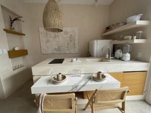 Η κουζίνα ή μικρή κουζίνα στο New Loft with Beach Club Access