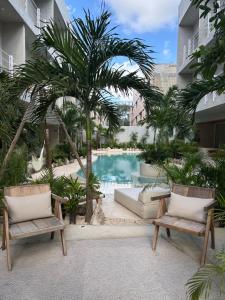 Πισίνα στο ή κοντά στο New Loft with Beach Club Access +12 φωτογραφίες