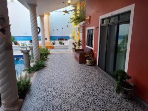 una veranda con pavimento piastrellato e una casa di Villa Los Abuelos a Cozumel