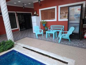 patio con sedie, tavolo e piscina di Villa Los Abuelos a Cozumel