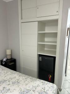 阿瓜斯迪林多亚Aconchegante Flat Cavalinho Branco Águas de Lindóia的一间带床和白色衣柜的卧室 更多31张照片