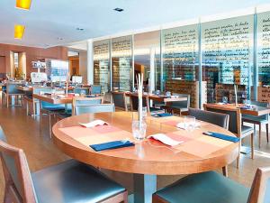 A restaurant or other place to eat at Sercotel Valladolid