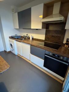 Kuchyňa alebo kuchynka v ubytovaní Top-of-range appartment of 90m2 & 20m2 of sunny terrace, 2min from sea