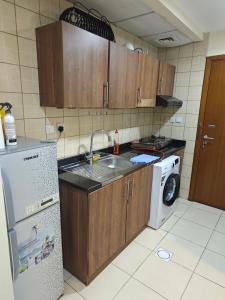Kuchyň nebo kuchyňský kout v ubytování Diamond studio Ajman one Towers