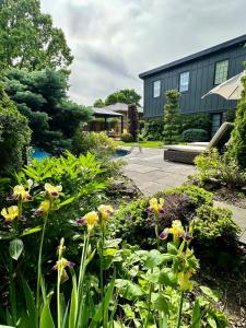 een tuin met bloemen voor een gebouw bij Garden Suite with Pool and Sauna in Brampton
