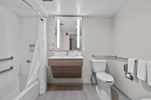 Koupelna v ubytování Holiday Inn Express Hotel & Suites West Point-Fort Montgomery by IHG