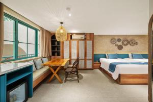 una camera d'albergo con un letto e una scrivania di Serenity Retreat a Da Nang