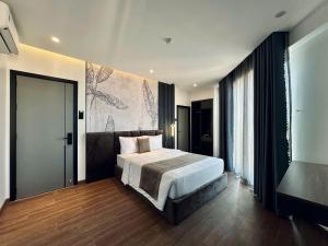 カントーにあるLION 16 Hotelのベッドと壁に絵が飾られた寝室