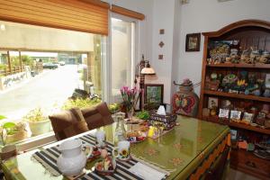 a room with a counter with a window and a table at 梅蘭美家民宿 in Jian