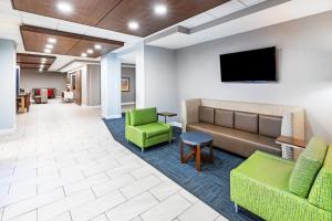 Posezení v ubytování Holiday Inn Express & Suites Del Rio by IHG