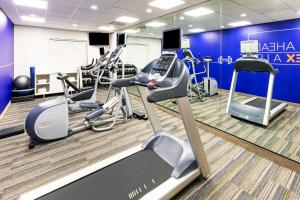 Fitness centrum a/nebo fitness zařízení v ubytování Holiday Inn Express & Suites Del Rio by IHG