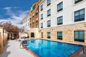Bazén v ubytování Holiday Inn Express & Suites Del Rio by IHG nebo v jeho okolí