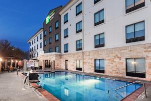Bazén v ubytování Holiday Inn Express & Suites Del Rio by IHG nebo v jeho okolí