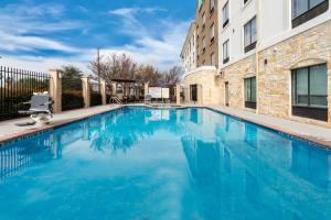 Bazén v ubytování Holiday Inn Express & Suites Del Rio by IHG nebo v jeho okolí