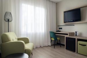 A television and/or entertainment centre at Sercotel Hotel Parque