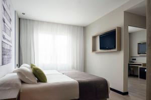 A television and/or entertainment centre at Sercotel Hotel Parque