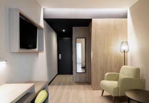 A television and/or entertainment centre at Sercotel Hotel Parque