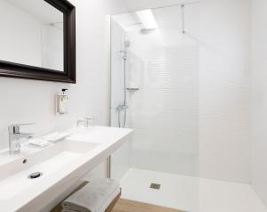 A bathroom at Sercotel Hotel Parque