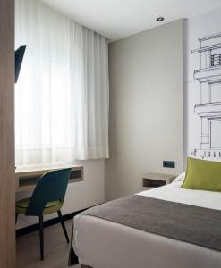 A bed or beds in a room at Sercotel Hotel Parque