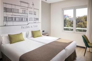 A bed or beds in a room at Sercotel Hotel Parque Még 37 kép
