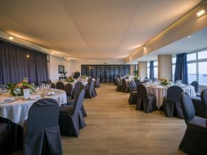 A restaurant or other place to eat at Sercotel Hotel Parque