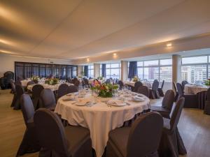 A restaurant or other place to eat at Sercotel Hotel Parque