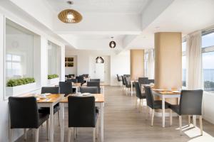A seating area at Sercotel Hotel Parque