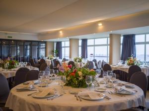A restaurant or other place to eat at Sercotel Hotel Parque