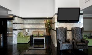 A seating area at Sercotel Hotel Parque