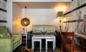 A seating area at Sercotel Hotel Parque