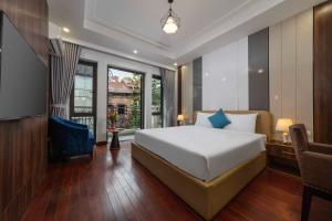 Postel nebo postele na pokoji v ubytování Infinity HaNoi Hotel & Travel + 37 fotografií